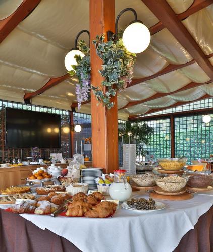 Buffet colazione Ricco buffet colazione al Best Western Hotel Cristallo 3 stelle a Rovigo, con prodotti per celiaci, tipici, internazionali e dietetici